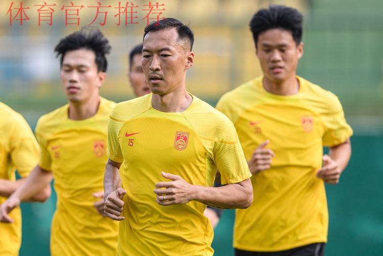 深圳首训 国足提前适应比赛用球